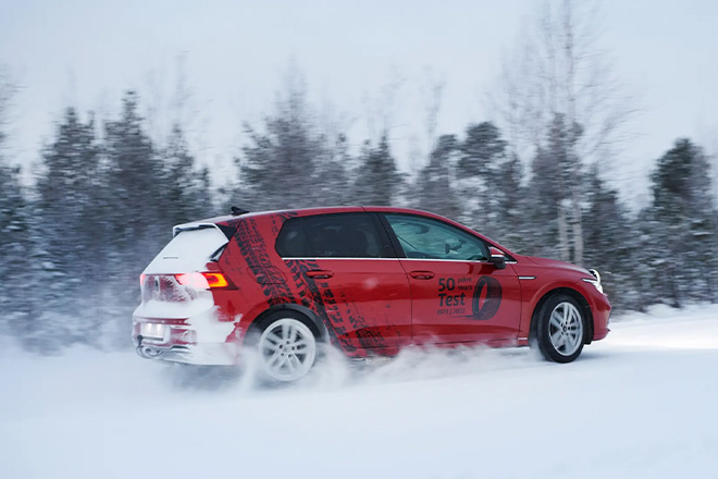 Volkswagen Golf Testing Winter Tires in Ivalo, Finland &copy; ADAC/Marc Wittkowski